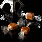 夢糖匠-【La Bontage Caramel 夢糖匠】經典原味法式牛奶糖★嚴選法國給宏德鹽之花、法國AOC認證產區鮮奶油、發酵奶油 ★微Q輕嚼感、不黏牙，咀嚼後漸漸輕盈地在嘴中化開 ★冷藏保存、取出立即品嚐香甜柔順滋味 ★法式牛奶糖置於常溫的時間長短，可依個人喜好決定口感 ★不含人工添加劑，隨高溫軟化、溫差產生水氣，為自然現象 X樂天市場X超夯零嘴X團購美食X人氣甜點X精緻拌手禮X法式甜點